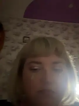 LoloMensens live cam on Stripchat