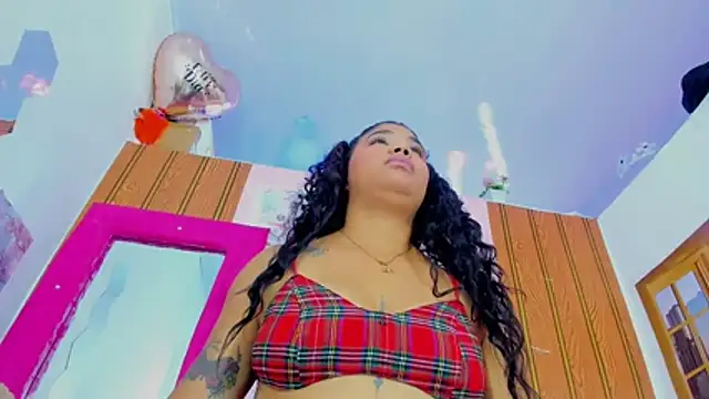 EllyBloom live cam on Stripchat