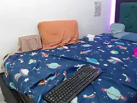 zulyythh live cam on Stripchat