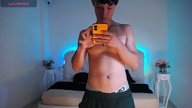 Maverick27_ live cam on Stripchat