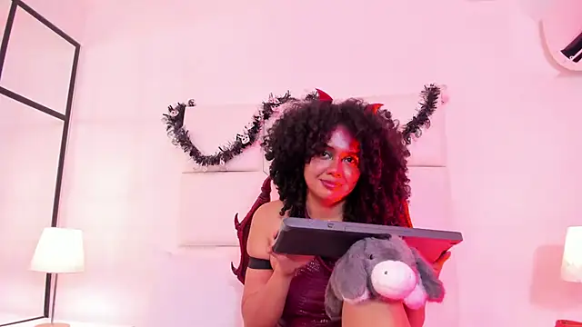 Kiraspell live cam on Stripchat