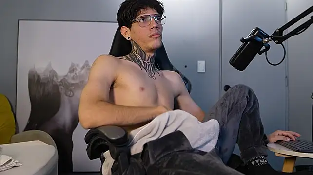 David__Huge live cam on Stripchat