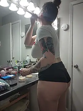 HollyTattoo的直播画面