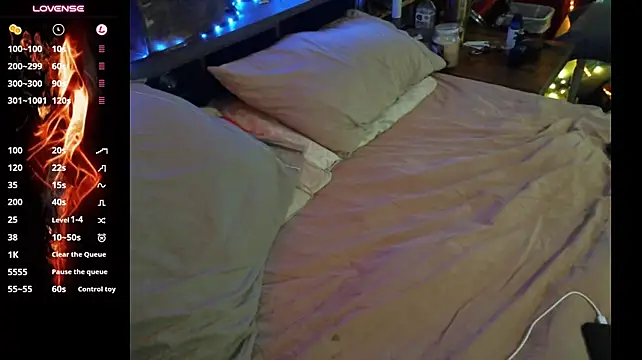 Pussyeat2please live cam