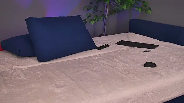 NewLuxxy live cam on Stripchat