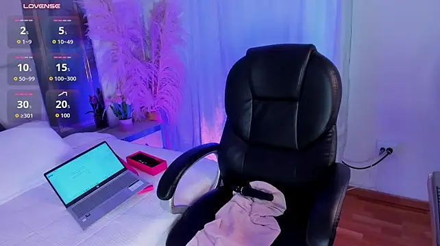 CarolineFyre live cam on Stripchat