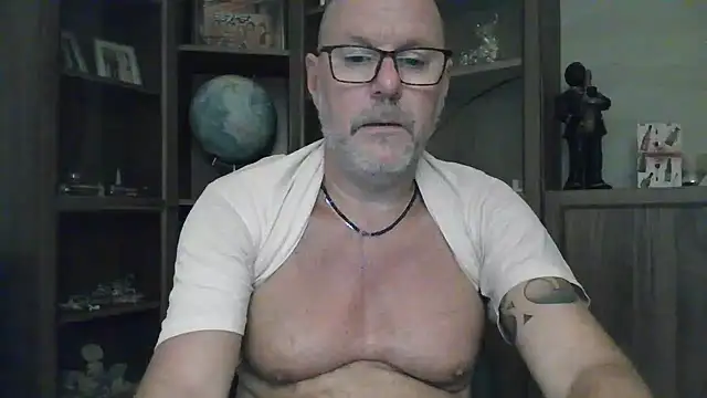 JohnDutchDaddy live cam on Stripchat