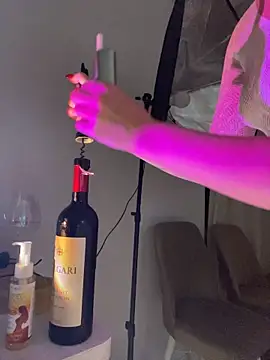 CurlyLara live cam