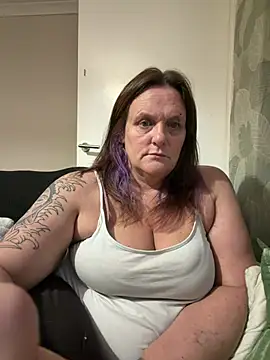 Big-Bootiej live cam on Stripchat
