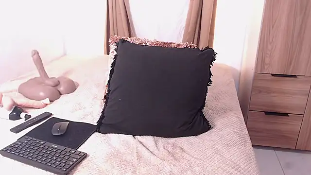 EbonyCoWorker live cam on Stripchat