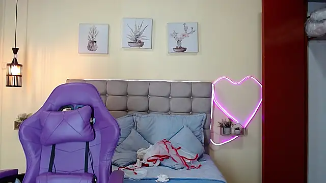 _naomi_s live cam on Stripchat