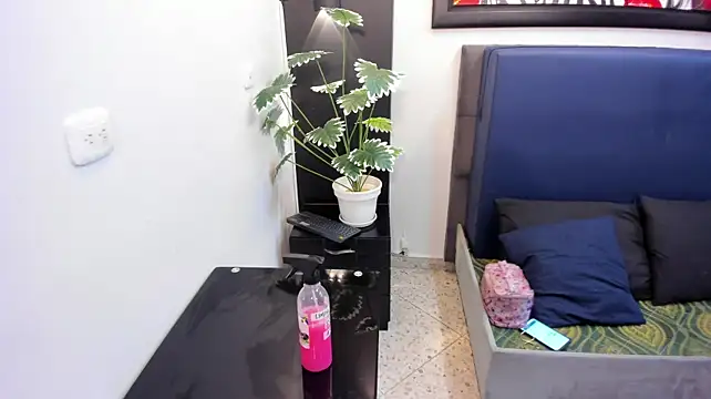 AngeliqueGirard live cam on Stripchat