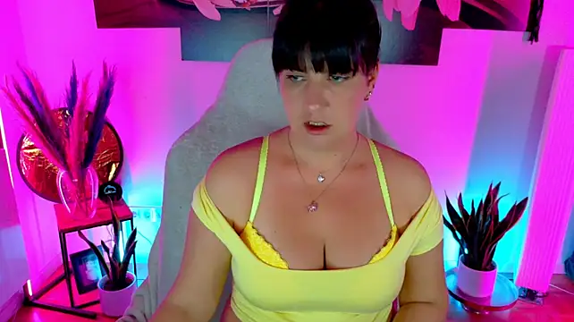 natilove35 (F milf) - Oberteil ausziehen + 3 Pic.