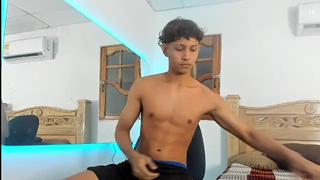 nedye_rouss live cam on Stripchat