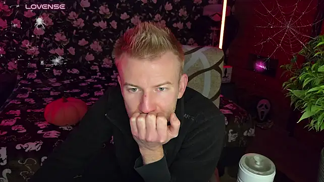Vuitton live cam on Stripchat