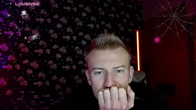 Vuitton live cam on Stripchat