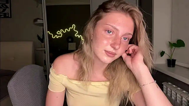 LatishaKrauel live cam on Stripchat