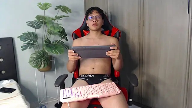 Mikertorres live cam on Stripchat
