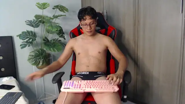 Mikertorres live cam on Stripchat