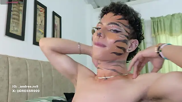 sebascuterouss live cam on Stripchat