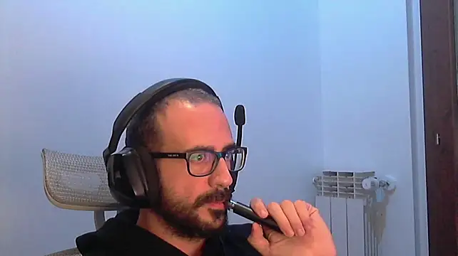aimMike live cam on Stripchat