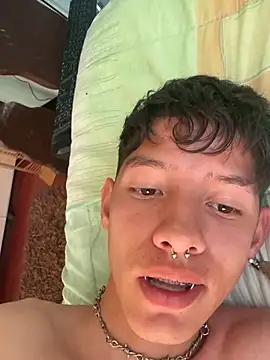 heyy_noah11 live cam on Stripchat