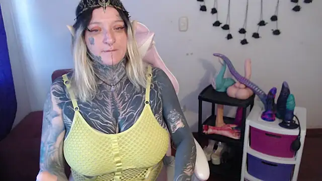 SLOPPYTITSS live cam on StripChat