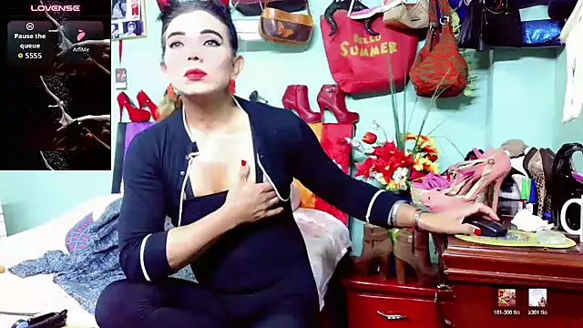 Xiaraa26 live cam on Stripchat