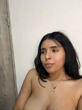 LovelyEyess live cam on Stripchat