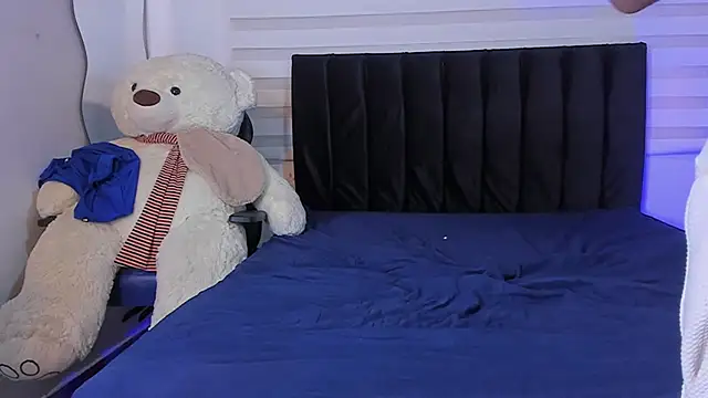 Jacksonandfriends11 live cam on Stripchat